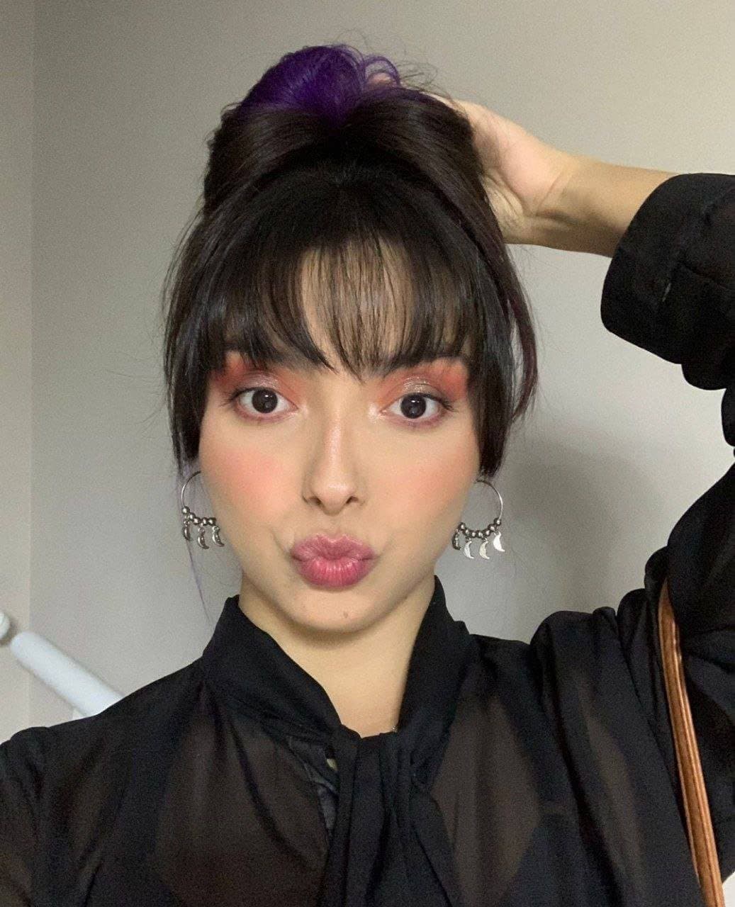 Nerdzinha gemendo alto pede pra gozar dentro da sua buceta