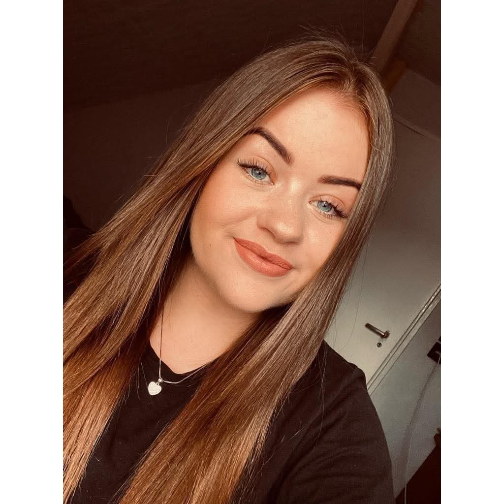 someone needs to dick down this stupid hungarian whore (if u do a cum or cock trib DM me)