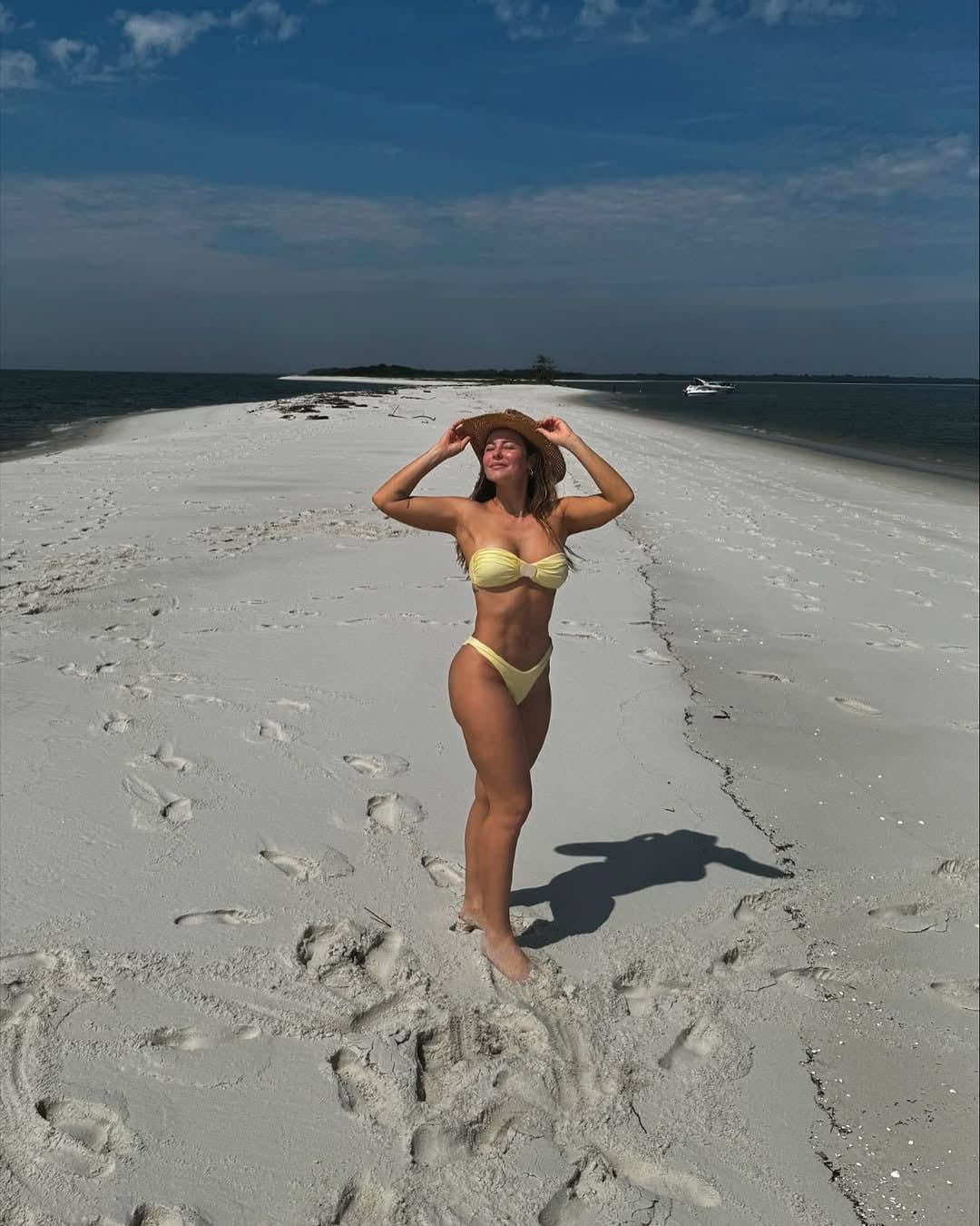 Paola na praia...Paola Oliveira delicia , fofa e linda