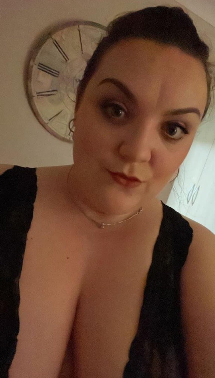 Clothes on or off ? DM for her nudes or socials