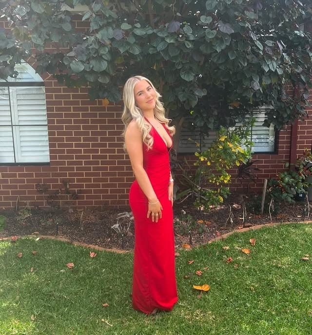 Sexy busty blonde teen Ashlyn