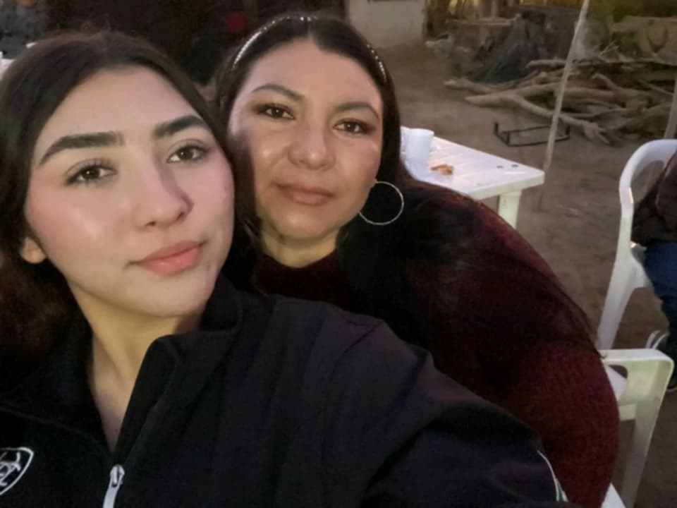 Mi novia Dallany y mi suegra milf chupando pene, alguien le hace tributo??