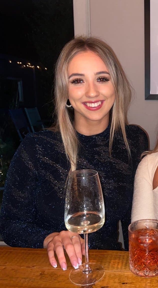 Busty Clio read tags