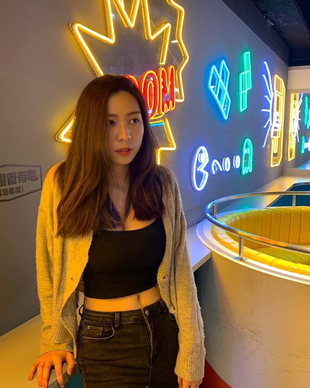 Click to view full size Taiwanese Flight Attendant with Big Breasts_Leaked