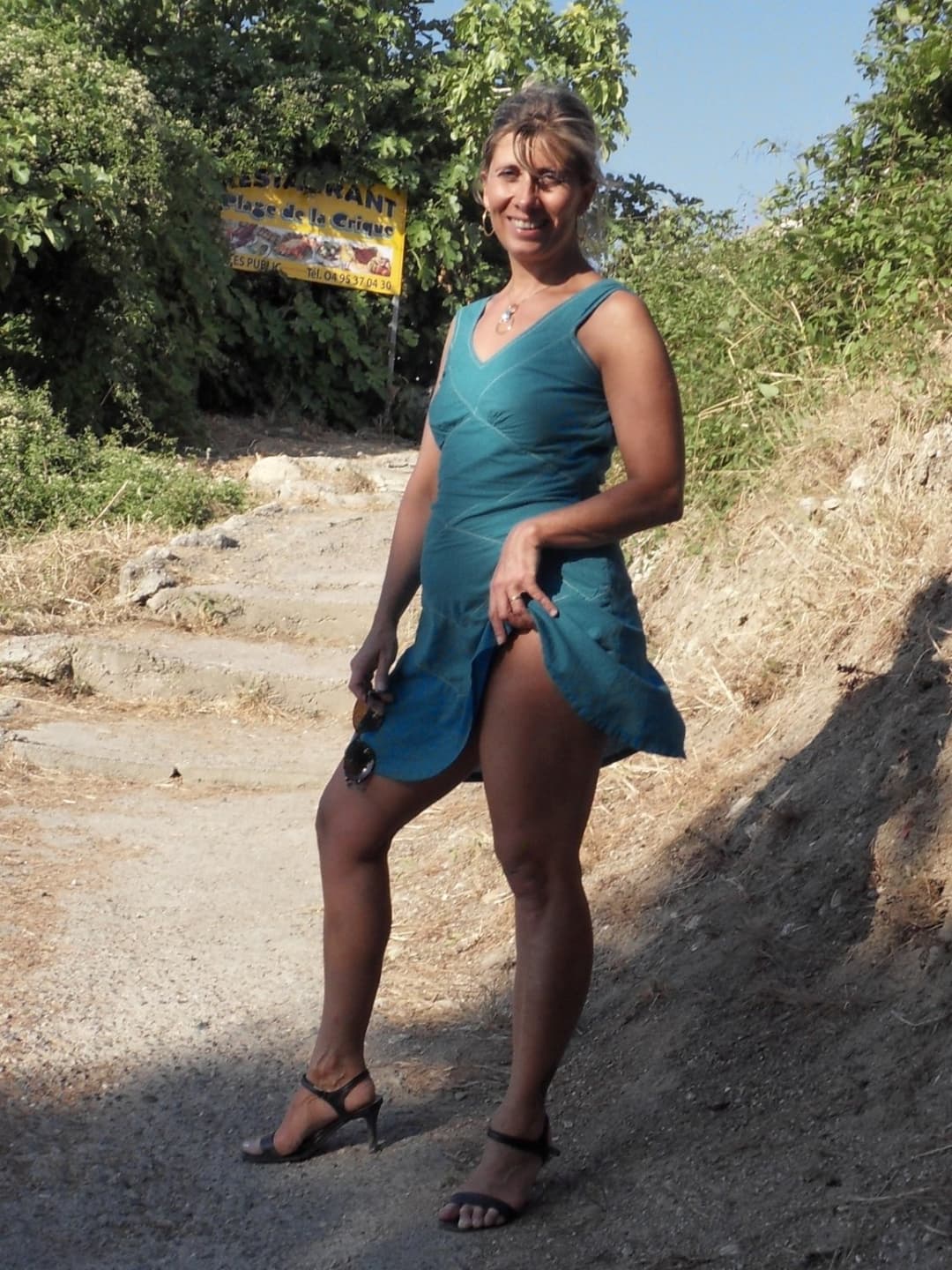 Lisa se promène sans culotte en Corse