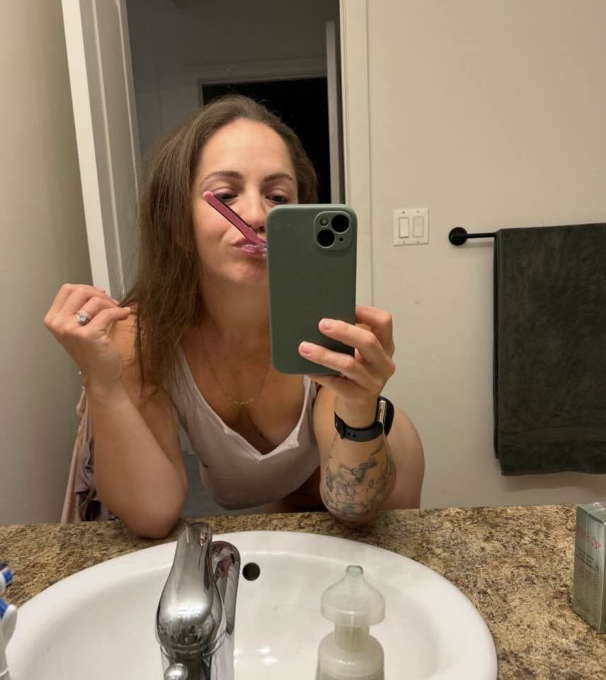 Sexy KIK slut shows off her fit body