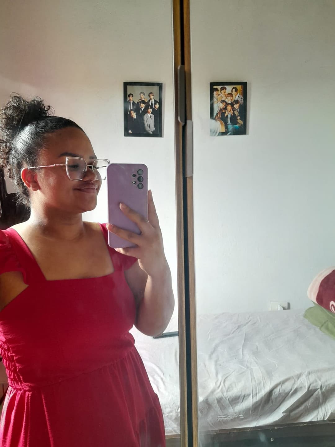 Se escondeu atrás da cama e me mandou vídeo da buceta