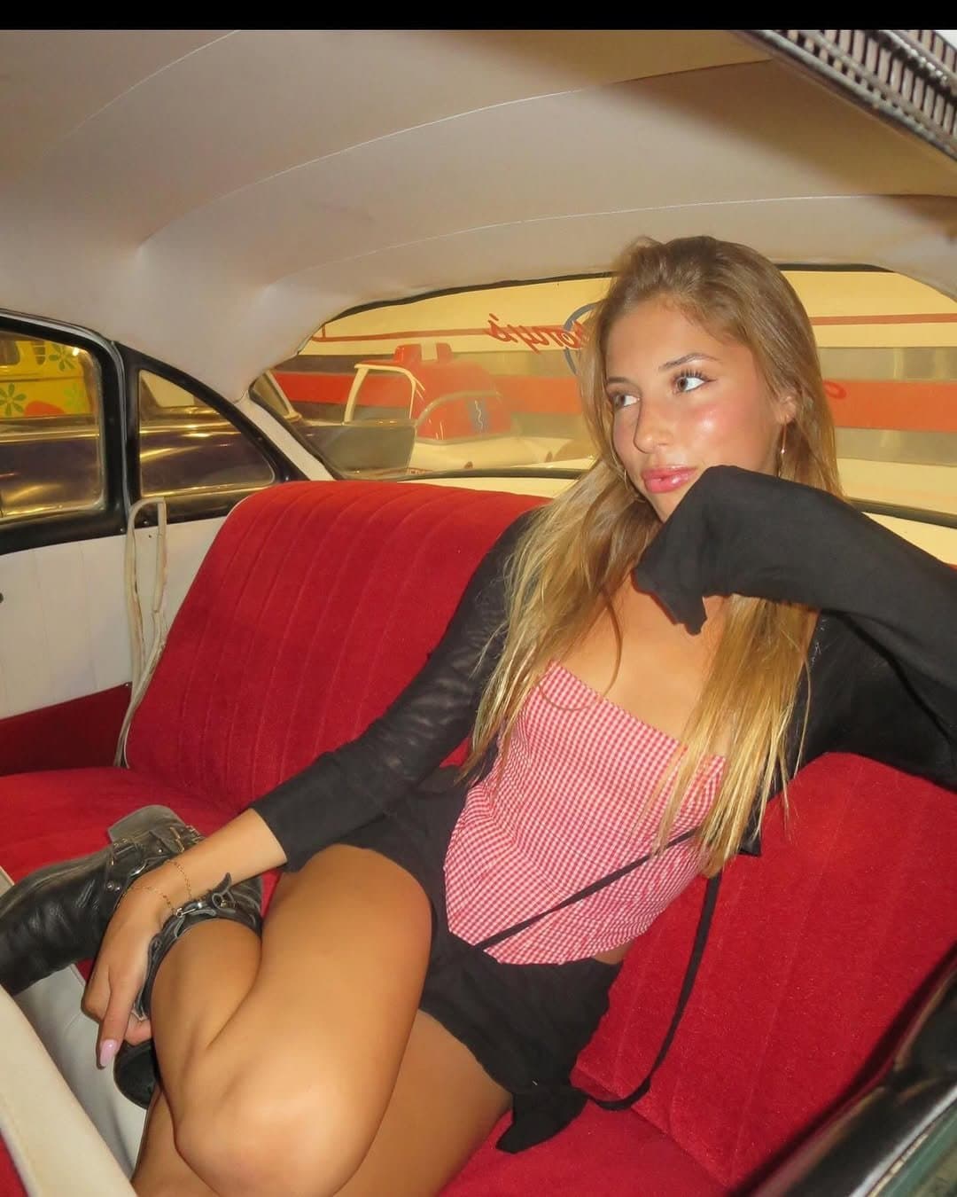 Click to view full size Adorable college girl fully nude in the tub rare