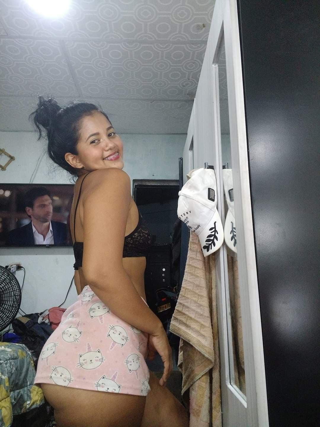 Hermosa colombiana muy joven y con un culito delicioso??