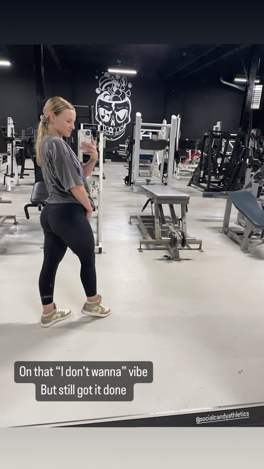 Fitness girl let some lucky scrawny asshole grab her big ass in yoga pants as they madeout in gym