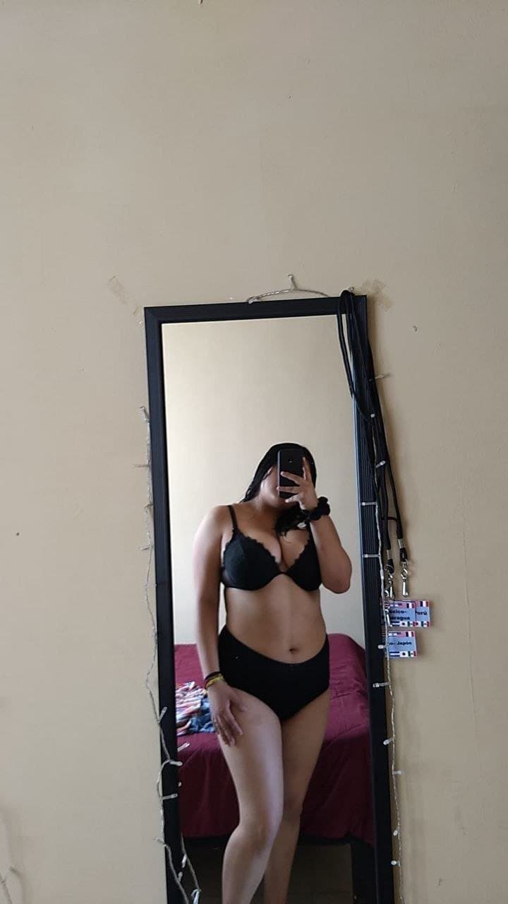 Click to view full size Karen una puta muy sexy de 21 años disfruta de sacarse fotos hot para exhibirse