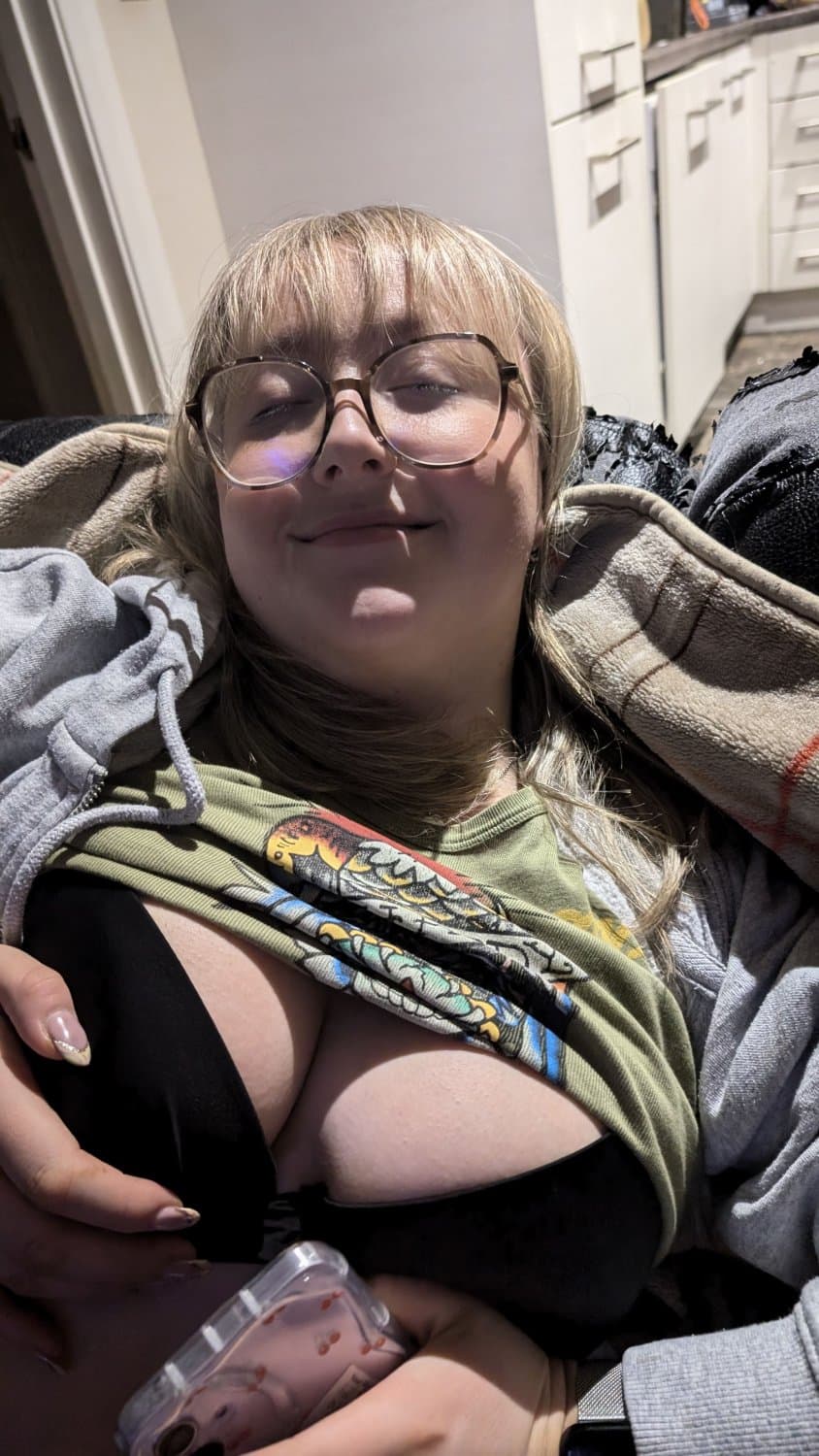 I dream of hundreds of hard cocks stroking for Molly. Repost this to achieve my dream