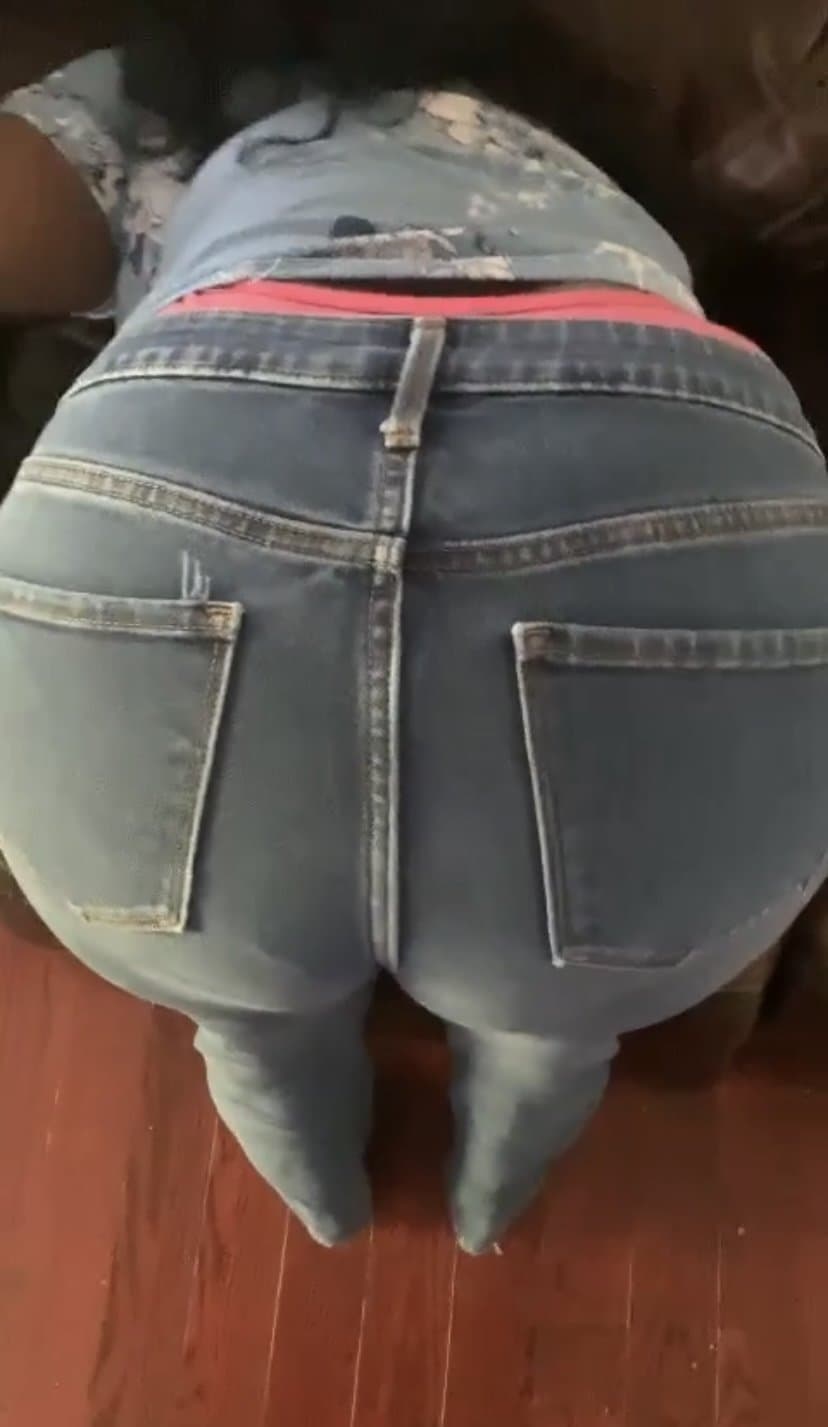 My moms ass creepshot 3