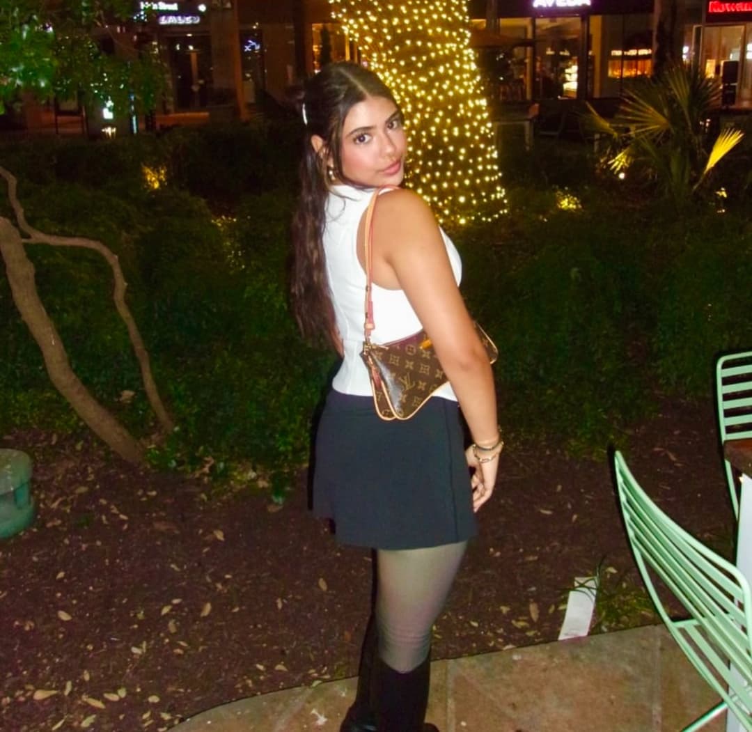 Click to view full size Pt3: Desi / Iranian girl
