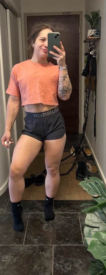 Sexy KIK slut shows off her fit body