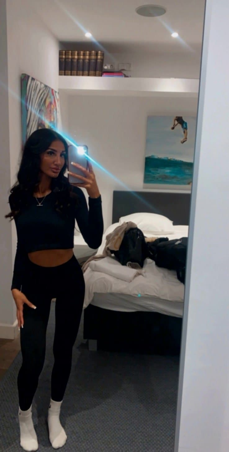 Is it that obvious I’m the hottest girl the second I enter the room