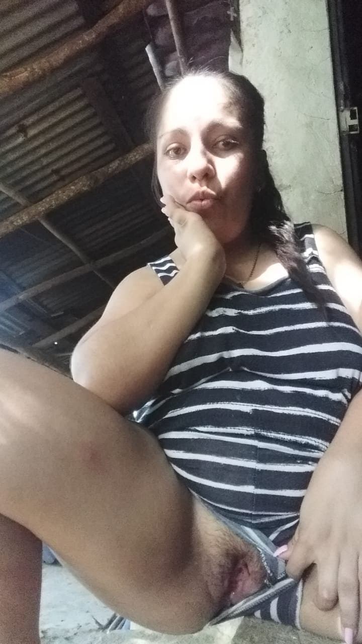 Becky madre puta Salvadoreña se deja coger por mi y mis amigos.