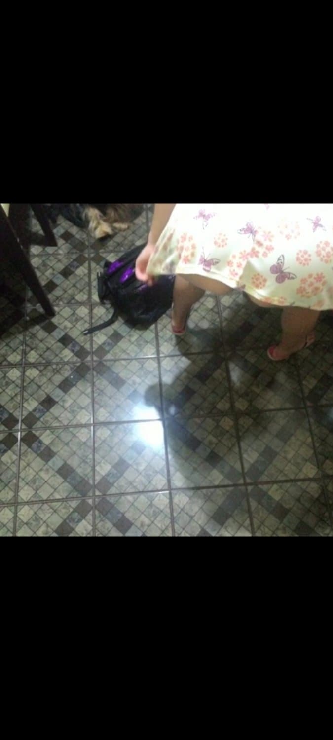 Pra comer minha mãe tem que me comer primeiro - vazando minha mãe enquanto uso as roupas dela
