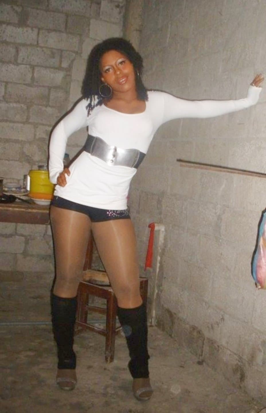 Click to view full size Valeria Cortéz - Bailarina de "Baila la Noche" - la conocí en la playa y me envía fotos sexy