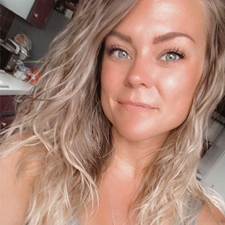 This girl describes what the hottest girl in America is like, then shows off her body for G G W