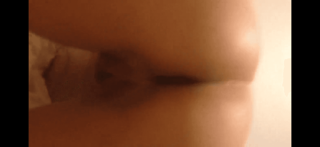 Cum dump - Mamãe loirinha submissa posa nua empinando o rabo para seu macho tocar uma punheta