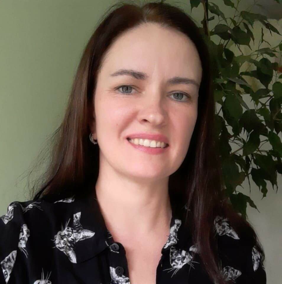 Exhibitionist Ina loves to be free in nature. Enjoy!