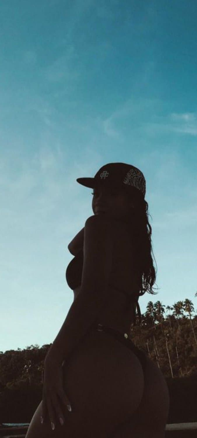 Lau, putinha rodada, que tem um bunda gigante, mais pena que é muito rodada