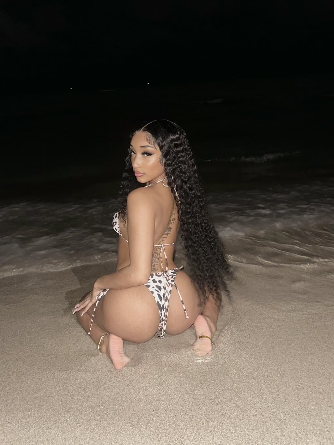 ?? She so damn sexy!!!