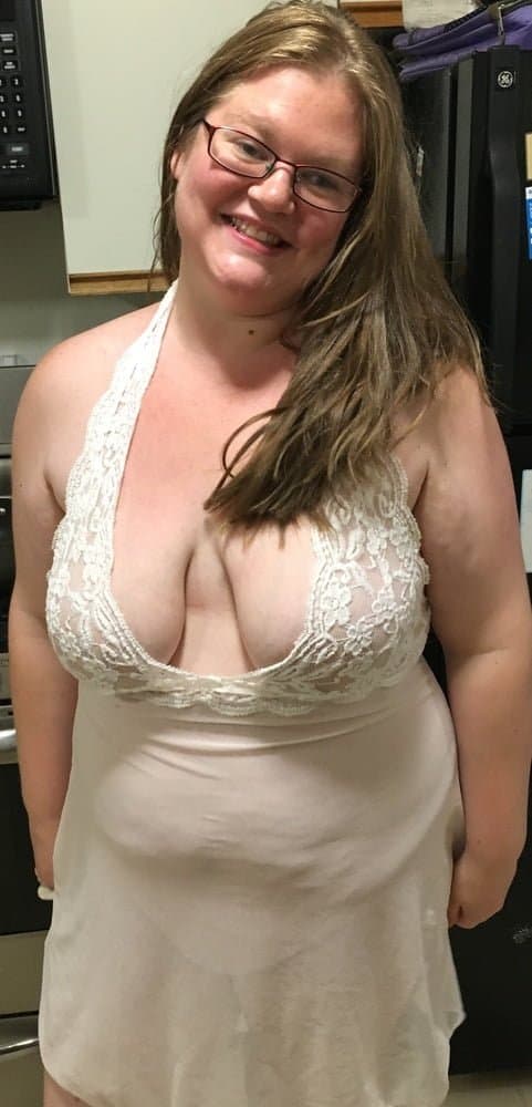 Click to view full size Oregon slut Michelle, big areolae saggy tits fuck toy