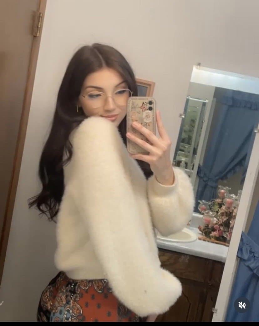Snowbunny bitch Cat only lets black clap those big buttcheeks