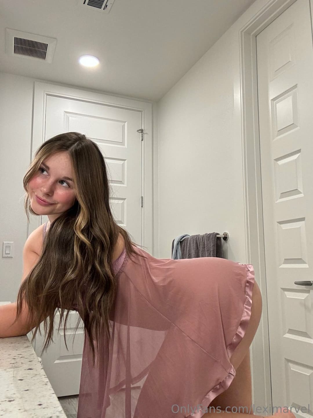 Lexixi perra con culaso y sexi figura que te hará correr