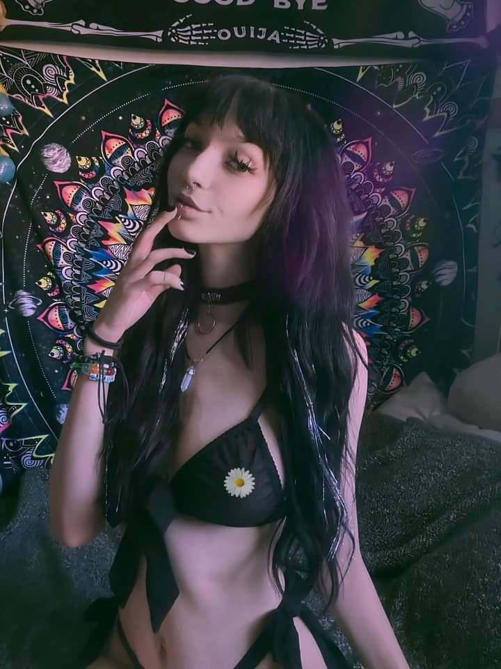 Click to view full size Alt Girl Dreaming