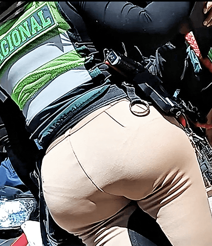 TOMBA CULONA SE LE NOTA EL CALZON