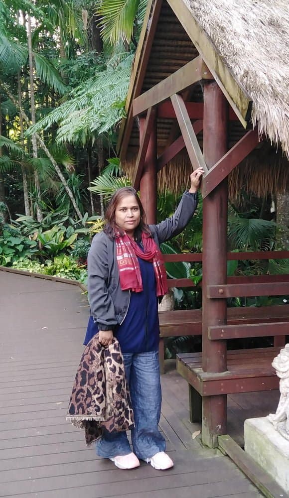 Voluptuous bhabhi from Dhaka, Bangladesh. No one could resist to pound this bhabhi????