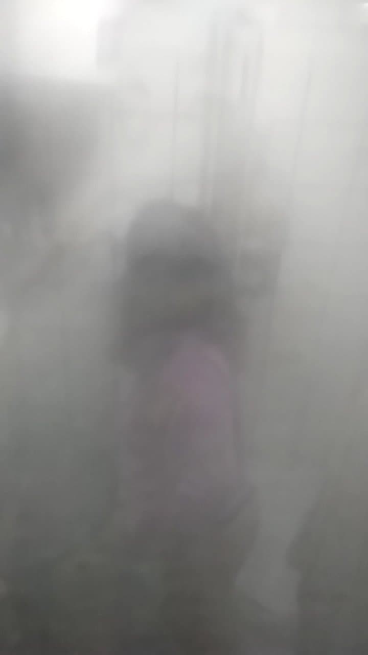 espiando a mi tia en el baño