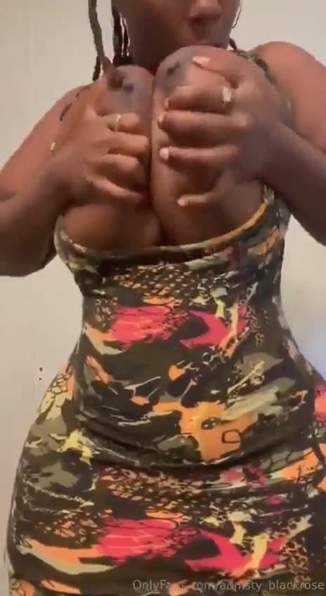 Unas ubres y cuerpo esculpidos a mano, una negra con cuerpazo. IMPERDIBLE