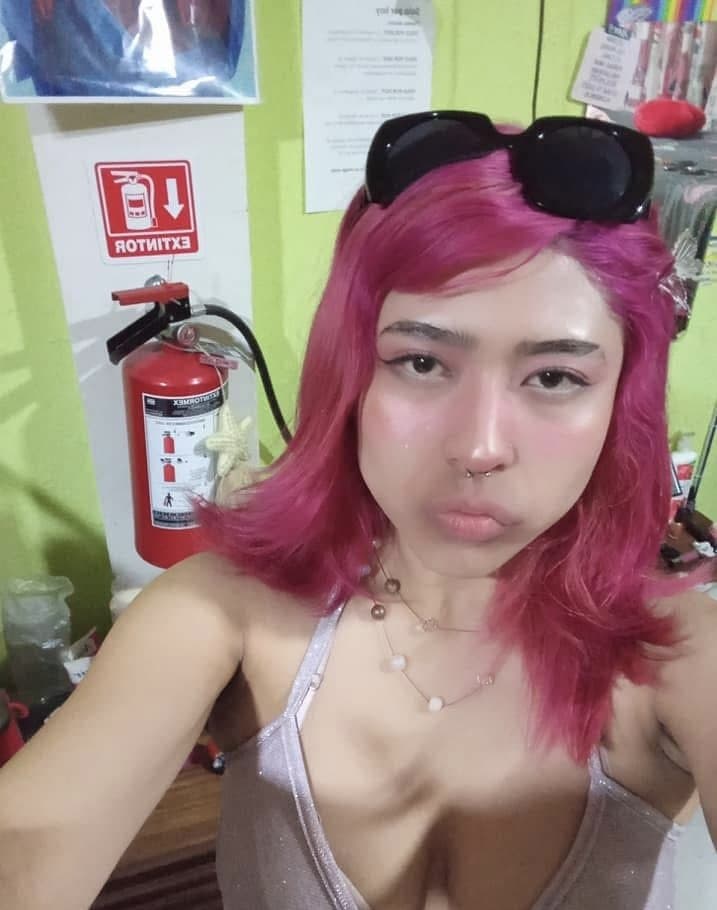 Puta mexicana muestra las tetas en lencería