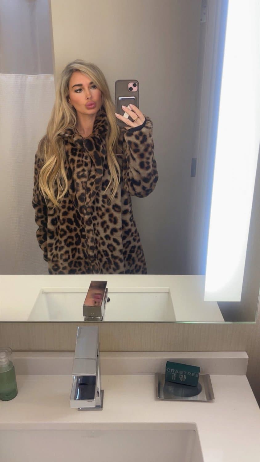 Sexy blonde Snapchat MILF Charley Watson