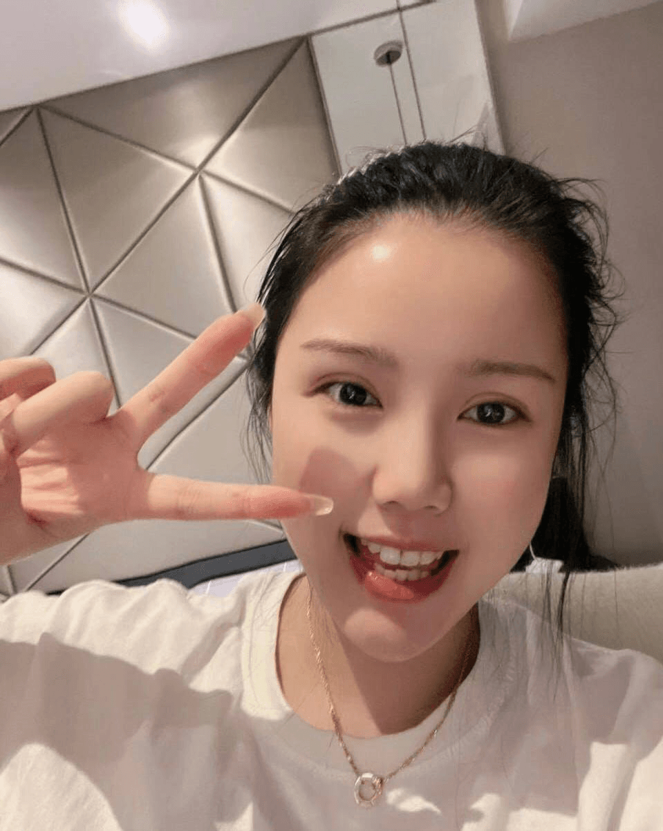 AZN pretty on graduation ceremony