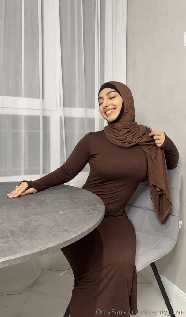 Noémy la plus grosse chienne arabe ?? ( Gros Seins - Gros Cul )