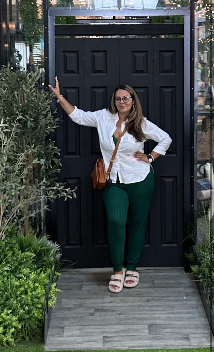 Milf with pretty feet and big melons