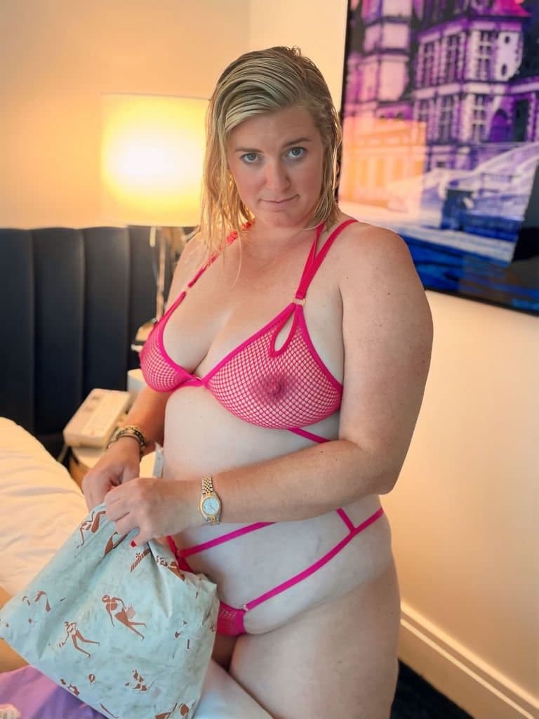 Wife’s hidden folder, who took these pics of her girls trip? Kik lareby21