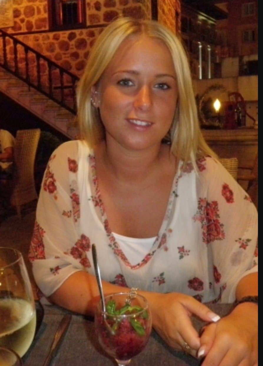 Short clip of Swedish 20yo babe fucking and sucking on holiday 15 years ago and a few recent pics