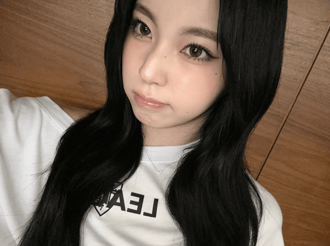 Kyujin nmixx. Come on guys! Leave your empty balls for this kitten face that screams for cum