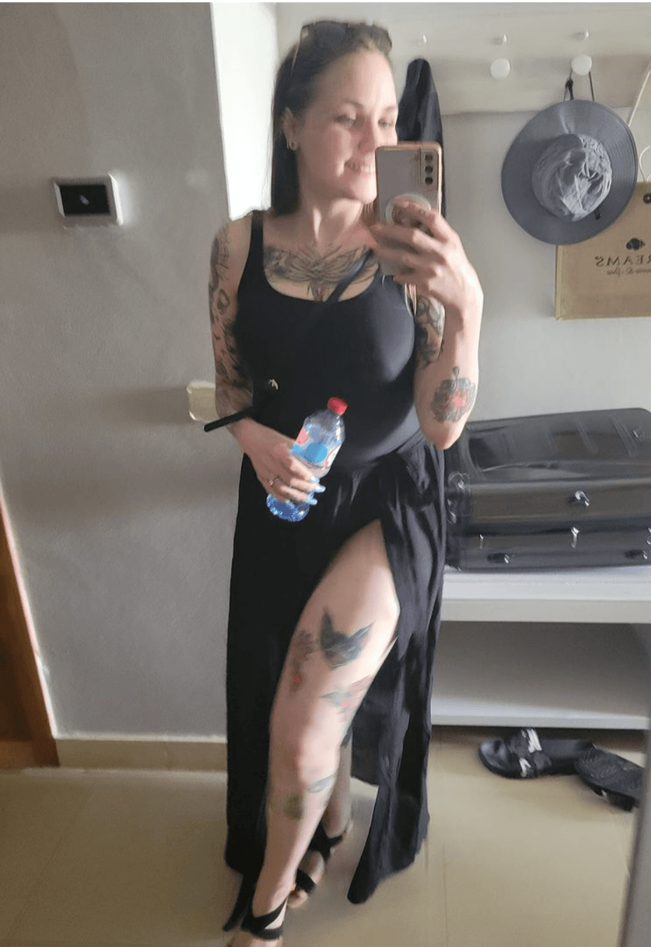 What a cute little bitch. Leaked shots of her ass and her ex husband grabbing her ass.