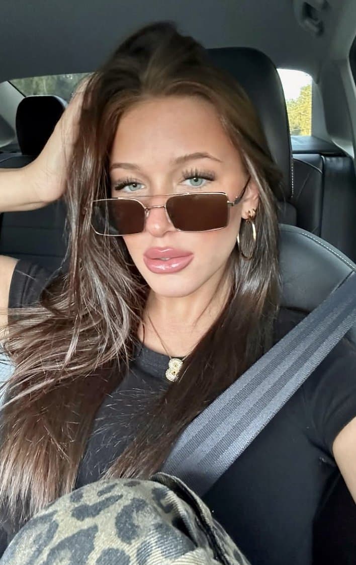 Smoking hot sorority bimbo babe is STACKED