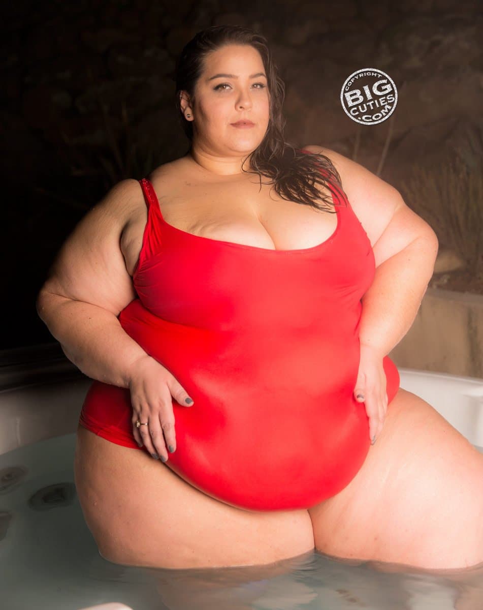 Click to view full size FAT GIRL SEXY JUICY RED APPLE
