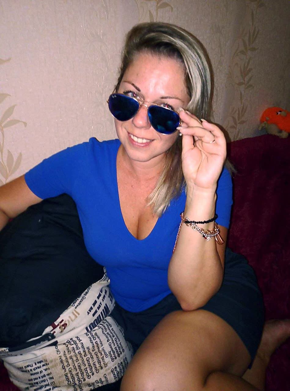 Click to view full size Very pretty woman - Anna