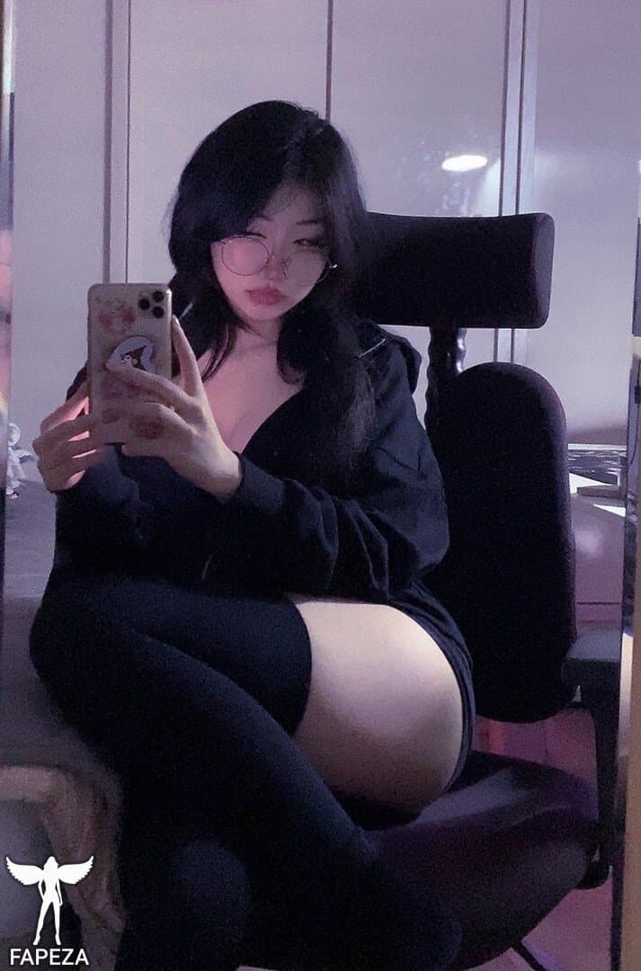 Asian Twitch steamer 2