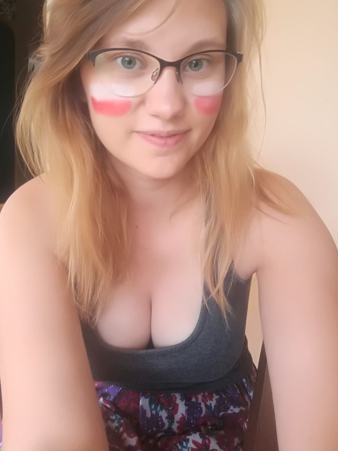 Cute foreigner Karolinka and her bangin natural curves! ?